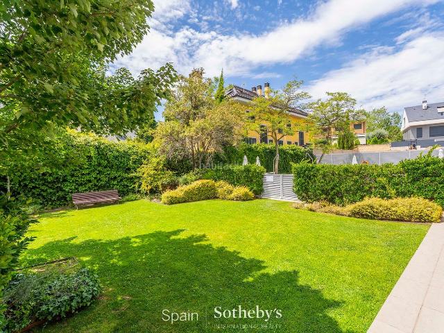 Casa pareada en venta en Pozuelo de Alarcón, Estación. Chalet adosado con jardín privado, ascensor y piscina en urbanización privada. Casas pareadas Pozuelo de.