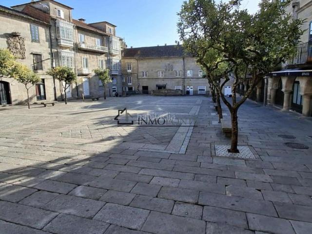 Casa pareada en venta en Pontevedra, Centro Echegaray. En pleno corazón del centro histórico de Pontevedra, en la emblemática calle Duque de Tetuán, se encuentra esta excepcional casa d. Casas.