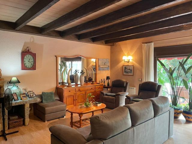 Casa pareada en venta en Palafolls. Chalet Pareado Reformado con Jardín y Más de 2.000m2 de Terreno Oportunidad Única! FINANCIACIÓN HASTA EL 100. Casas pareadas.