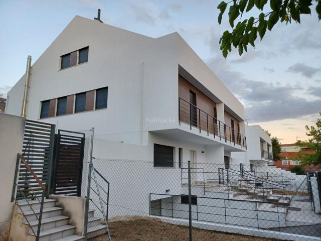 Casa pareada en venta en Paracuellos de Jarama, Miramadrid. Vivienda pareada grande para entrar a vivir y con posibilidades de multiples variantes individuales. Casas pareadas Paracuellos de.