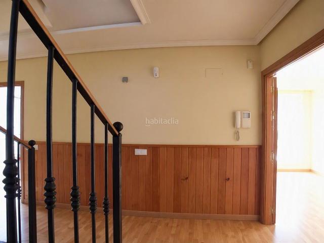 Casa pareada en venta en Parla, La Ermita. Chalet pareado en esquina en la Ermita, excelente ubicación. Casas pareadas.