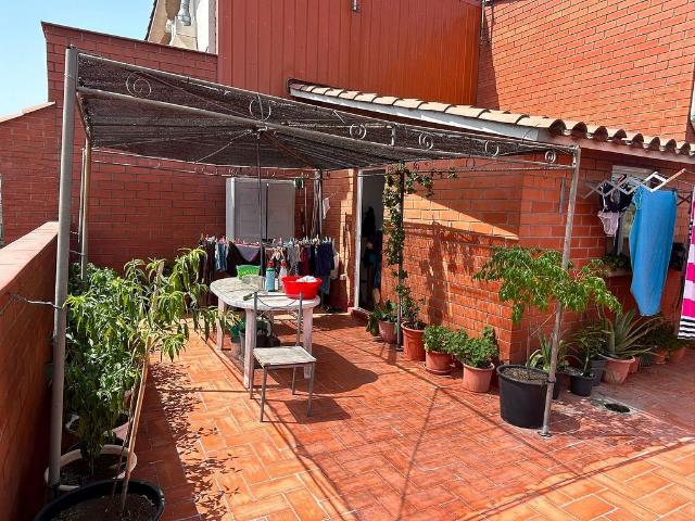 Casa pareada en venta en pasaje De Vista Alegre, Santa Perpètua de Mogoda, de 208 m² 4 habitaciones por 448.500