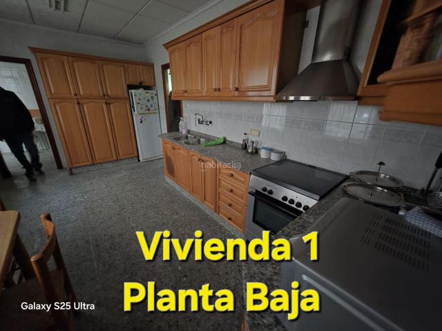 Casa pareada en venta en Petrer. Parcela urbana con 3 viviendas junto parque 9 dOctubre. Casas pareadas.