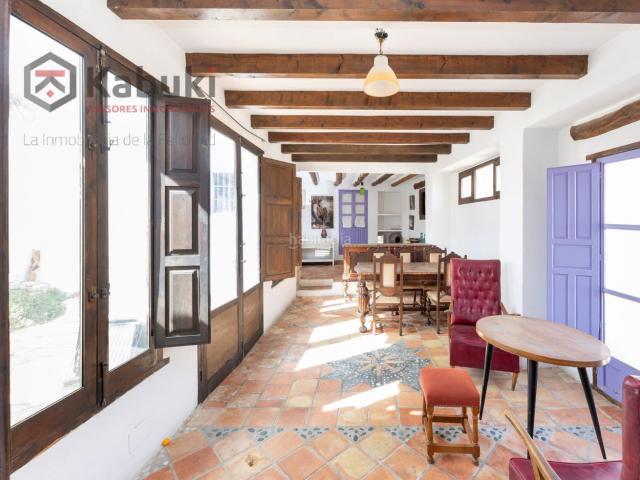 Casa pareada en venta en Pegalajar. Se vende una casa reformada en la zona alta de Pegalajar, en plena Sierra Mágina, un enclave privilegiado donde naturaleza, histor. Casas pareadas.