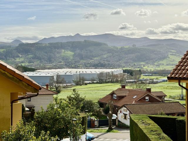 Casa pareada en venta en Penagos. CHALET PAREADO EN SOBARZO 5 HAB PARCELA 250m2. Casas pareadas.