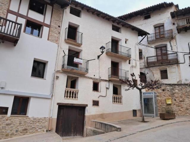 Casa pareada en venta en Peñarroya de Tastavins. Peñarroya de Tastavins. Casa esquinera situada en la Plaza de España. Casas pareadas Peñarroya de.