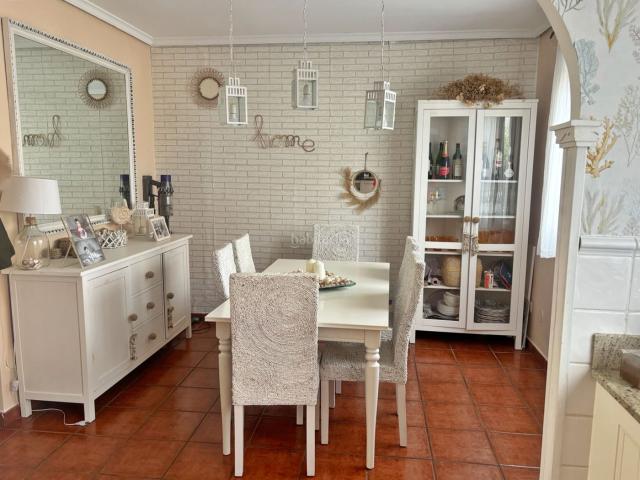 Casa pareada en venta en Piélagos, Renedo. LUMINOSO CHALET PAREADO EN EL CENTRO DE RENEDO DE PIÉLAGOS. Se trata de una vivienda cálida, soleada y completamente reformada, li. Casas pareadas.