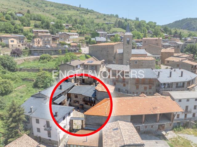 Casa pareada en venta en Prullans Pirineos. Luminosa casa pareada en Prullans. Casas pareadas.