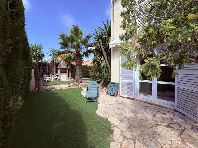 Casa pareada en venta en Rocafort. Exclusivo chalet pareado en la urb. Bonaigua. Casas pareadas.