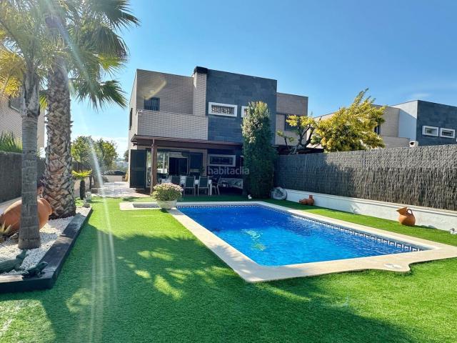 Casa pareada en venta en Roda de Barà Costa Dorada. Espectacular casa pareada con piscina y gran parcela en El Francaset. Casas pareadas Roda de.