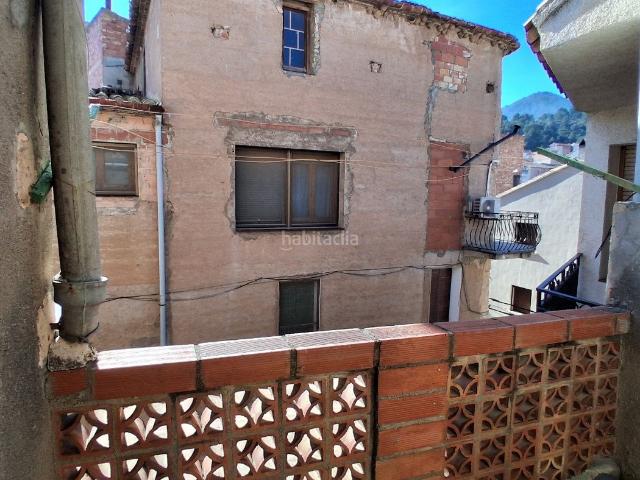 Casa pareada en venta en Rasquera Costa Dorada. Auténtica casa de piedra en Rasquera: Estructura impecable, sol y vistas a una plaza con encanto. Casas pareadas.