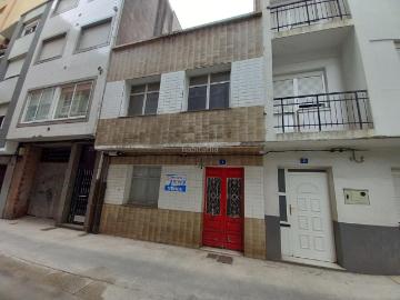 Casa pareada en venta en Ribeira, Santa Uxía de Ribeira. Casa con amplio terreno en el centro de Ribeira. Casas pareadas.