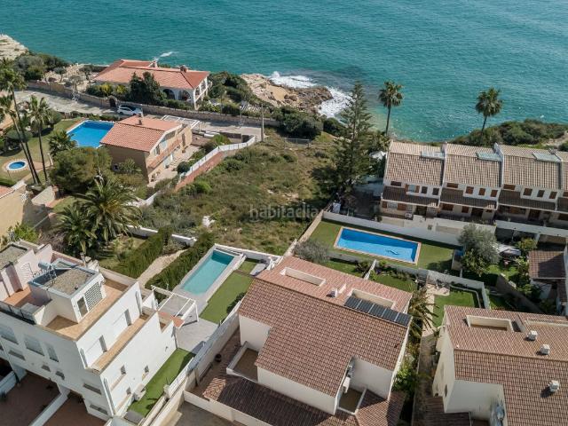 Casa pareada en venta en Torredembarra, Els Munts Costa Dorada. Casa con vistas al mar junto al Faro de Torredembarra 5 habitaciones, piscina y jardín privado. Casas pareadas.