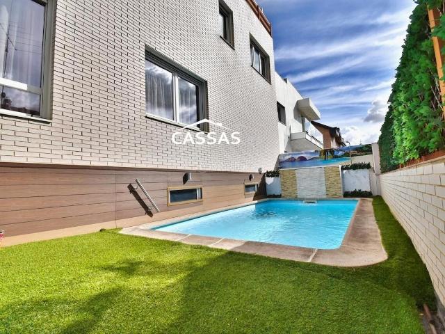 Casa pareada en venta en Torrejón de Ardoz, Fresnos I y II. FRESNOS EXCLUSIVO CHALET de esquina, 3 habitaciones, 3 baños, piscina, garaje, trastero, jardín y amplias terrazas. Casas pareadas Torrejón.