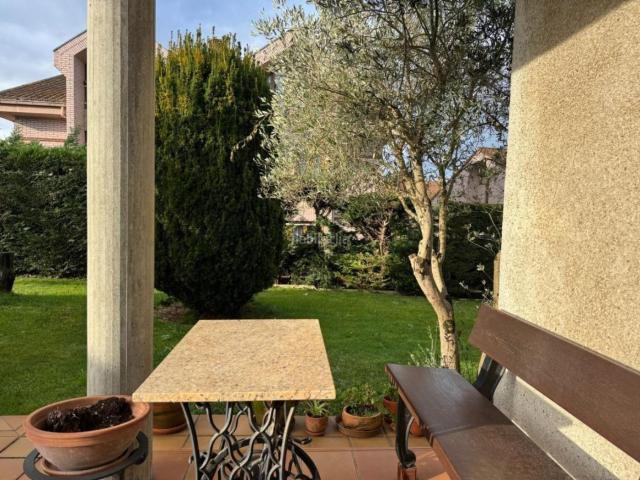 Casa pareada en venta en Torrelavega, Sierrapando. Chalet con jardín privado junto al Bulevar Ronda Zona tronquerías. Casas pareadas.