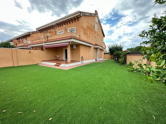 Casa pareada en venta en Talavera de la Reina, Talavera la Nueva. CHALET PAREADO CON PATIO LIBRE DE 220 m², buhardilla y garaje. Año 2006. Casas pareadas Talavera de la.