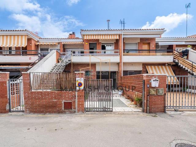 Casa pareada en venta en Tarragona, Sant Salvador Costa Dorada. Adosado de 142 m2 con jardín, terraza y chimenea en Sant Salvador Tarragona. Casas pareadas.