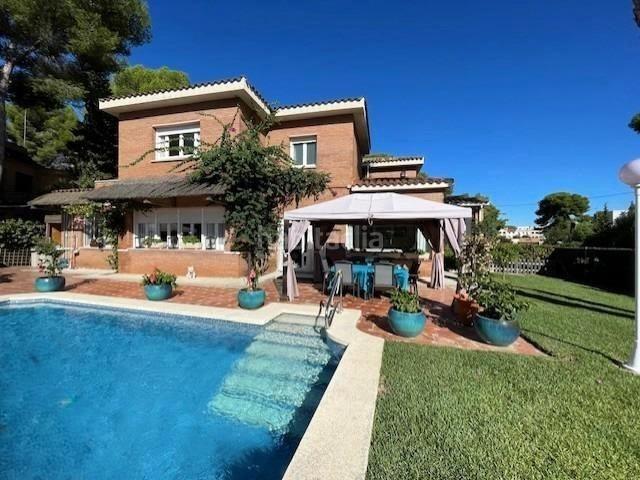 Casa pareada en venta en Tarragona, Urbanitzacions de Llevant Costa Dorada. Fantástico chalet, con dos viviendas pareadas con jardín y piscina. Casas pareadas.