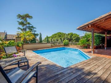 Casa pareada en venta en Teià. Chalet pareado con piscina privada, amplia terraza y vistas despejadas en Teià. Casas pareadas.