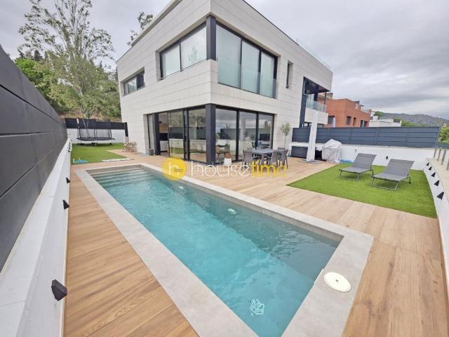 Casa pareada en venta en Tiana. Espectacular casa a tres vientos de diseño contemporáneo con vistas al mar, piscina, parking y gimna. Casas pareadas.