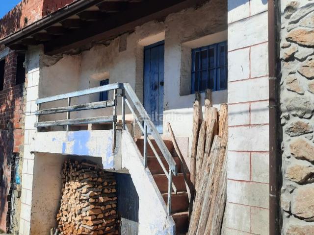 Casa pareada en venta en Tudanca. Se vende casa a reformar. Casas pareadas.