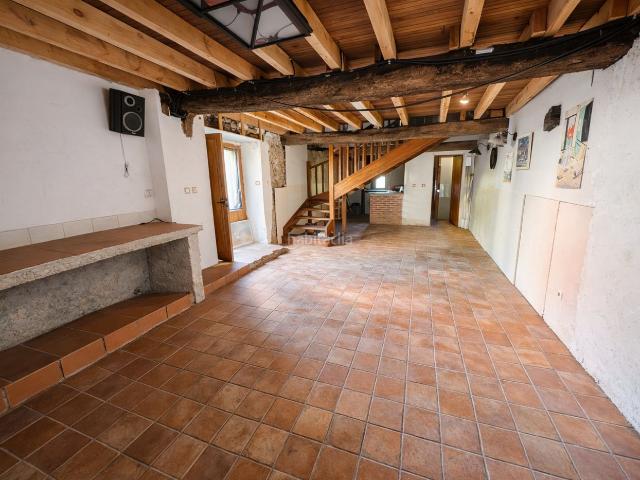 Casa pareada en venta en Voto. Casa de piedra en San Miguel de Aras para terminar reforma. Casas pareadas.