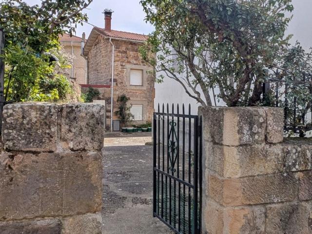 Casa pareada en venta en Valderredible. Casa de piedra con jardín privado en el centro de Polientes. Casas pareadas.