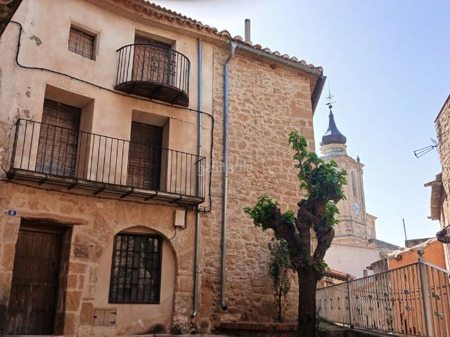 Casa pareada en venta en Valjunquera. Casa señorial en el centro con terraza y patio. Casas pareadas.