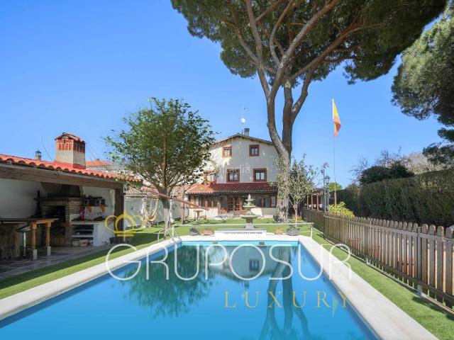 Casa pareada en venta en Valladolid, Extrarradio. Bonito chalet pareado con piscina privada en parcela de 811 m² en el Pinar de Antequera, Valladolid. Casas pareadas.