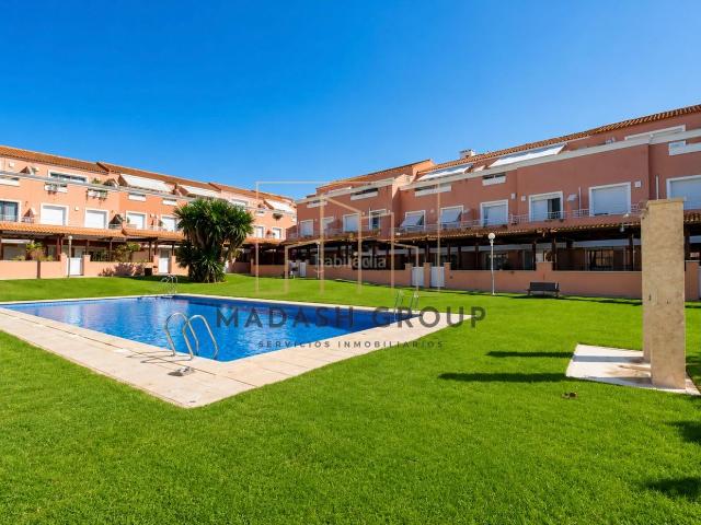 Casa pareada en venta en Vendrell El, El Tancat Mas d´en Gual Costa Dorada. Magnífica casa esquinera con 355 m2, terraza y piscina salina. Casas pareadas Vendrell.