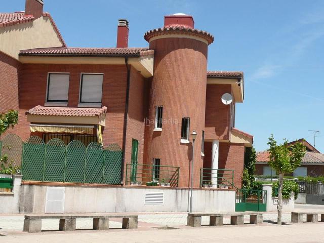 Casa pareada en venta en Viana de Cega. Oportunidad Chalet Pareado en Viana de Cega de cuatro dormitorios y tres baños. Casas pareadas Viana de.