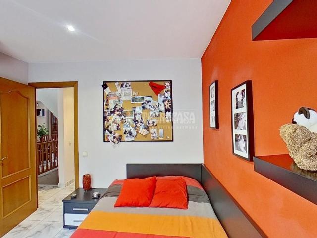 Casa pareada en venta en Vic, Estadi Santa Anna. Casa en venta en Vic. Casas pareadas.