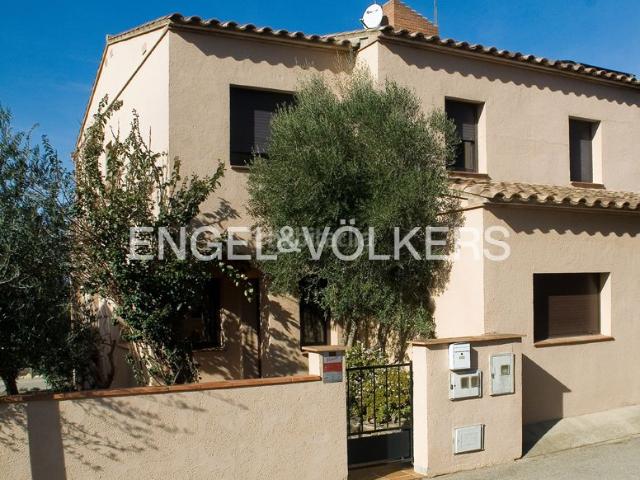 Casa pareada en venta en Vilamaniscle. Casa en Vilamaniscle, Alt Empordà 5 habitaciones, jardín y terrazas. Casas pareadas.