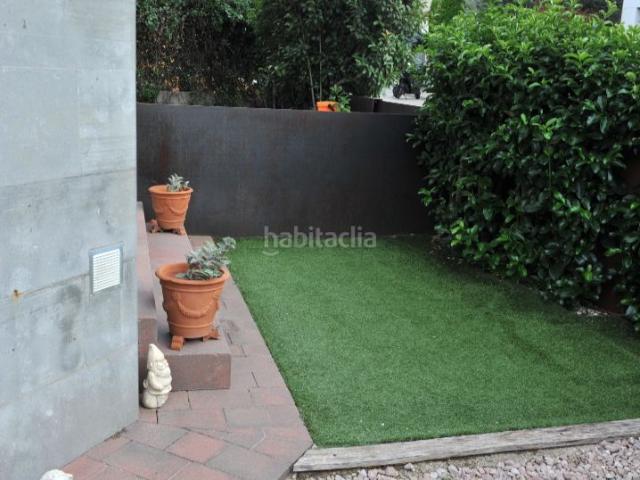 Casa pareada en venta en Vilablareix. Casa aparellada de 184 m² i 4 habitacions a Vilablareix amb jardí i terrassa solàrium. Casas pareadas.
