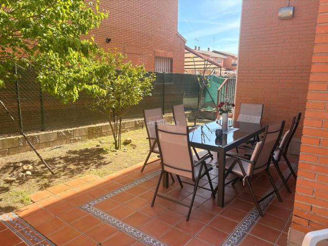 Casa pareada en venta en Villa del Prado. CHALET PAREADO DE DOS PLANTAS EN VILLA DEL PRADO. Casas pareadas Villa del.