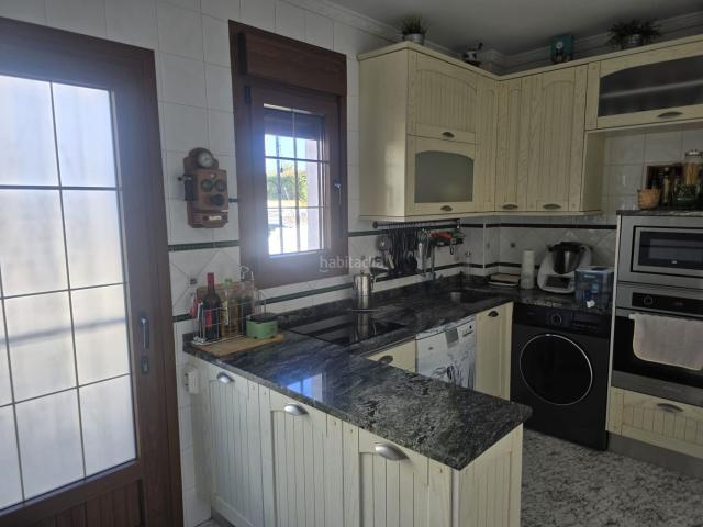 Casa pareada en venta en Villamanta. RM INMOBILIARIA VENDE EXCLUSIVA CASA PAREADA EN VILLAMANTA COON UNA PARCELA DE 579 M2 INFORMATE. Casas pareadas.