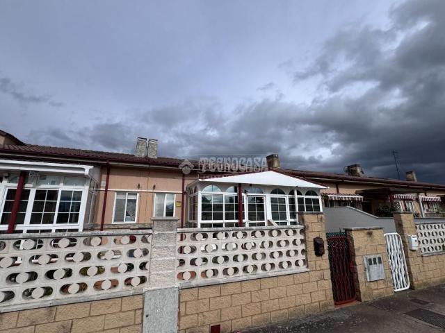 Casa pareada en venta en Villasabariego. Casa en venta en Villaturiel. Casas pareadas.