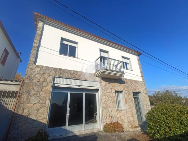 Casa pareada en venta en Xunqueira de Ambía. Se ofrece en venta una acogedora vivienda unifamiliar situada en la tranquila aldea de Abeleda, perteneciente al municipio de Xunq. Casas pareadas.