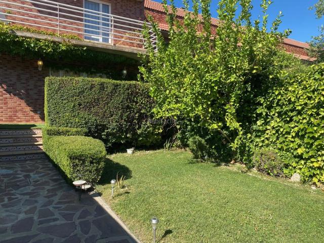 Casa pareada en venta en Zaragoza, Rosales del Canal. Montecanal, Unifamiliar pareado en Urbanización en una de las mejores urbanizaciones de Zaragoza Piscina Comunitaria. jardin pri. Casas pareadas.