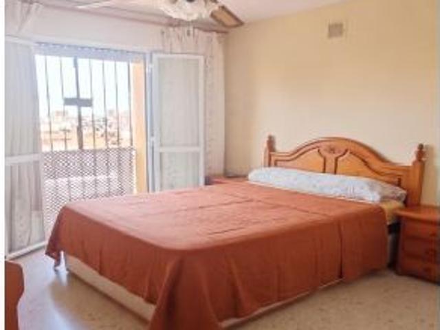 CASA PAREADA EN ZONA CARTUJA CON GRAN PATIO