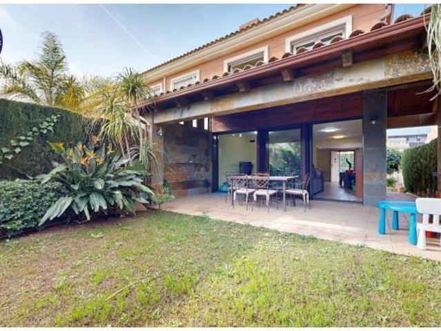 Casa pareada esquinera con piscina en urbanización en Jardines de Masías, Moncada!
