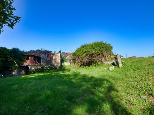 Casa pareada para rehabilitar con gran terreno en entorno rural, próximo a Tui