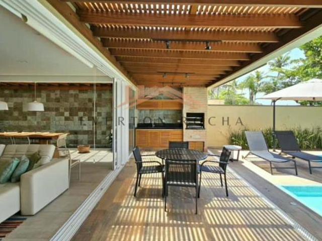 Casa pé na areia à venda na praia de Juquehy Cond. Fechado com 4 suítes e piscina