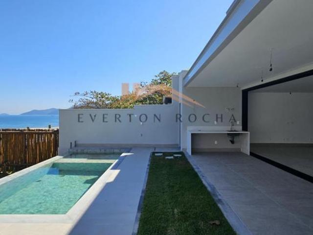 Casa pé na areia em condomínio fechado com 5 suítes, jardim e piscina