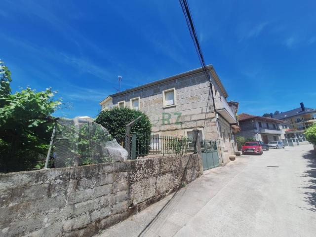 Casa piedra centro de Leiro, con jardin y garaje