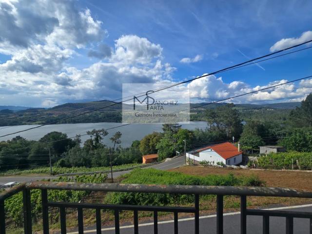 Casa piedra con vistas privilegiadas al río Miño, en corazón vitivinícola de Castrelo de Miño