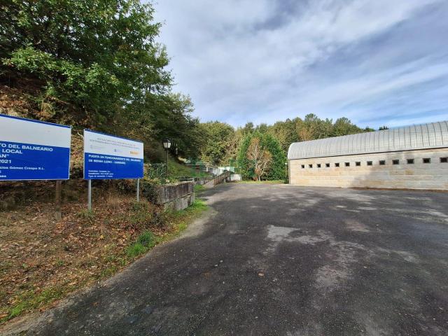 casa piedra para reformar y finca urbanizable en Leiro