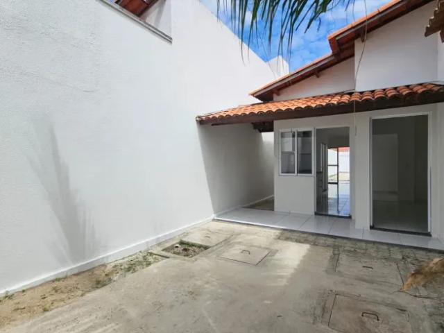 Casa Plana com amplo terreno no Eusébio!