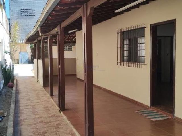 CASA PLANA DE 03 QUARTOS E QUINTAL