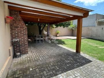 Casa plana em bairro tranquilo com 2 dormitórios